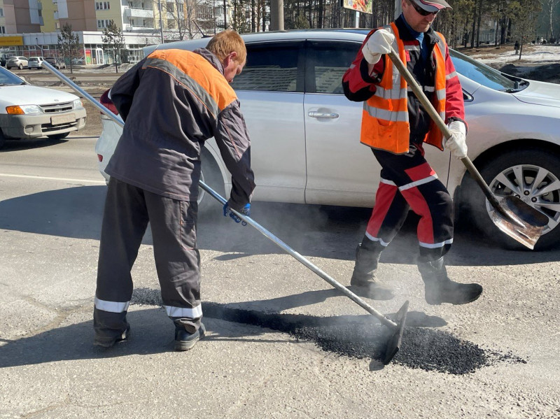 На улицах Ангарска начался ямочный ремонт дорог