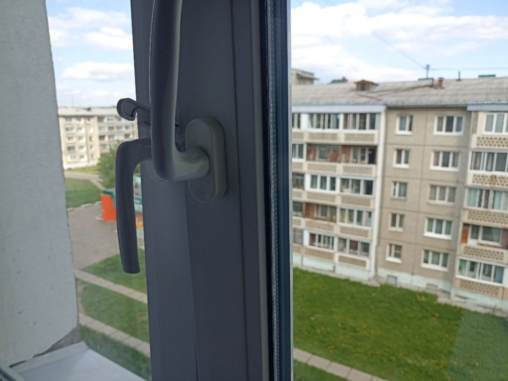В Иркутской области двое детей погибли, выпав из окна