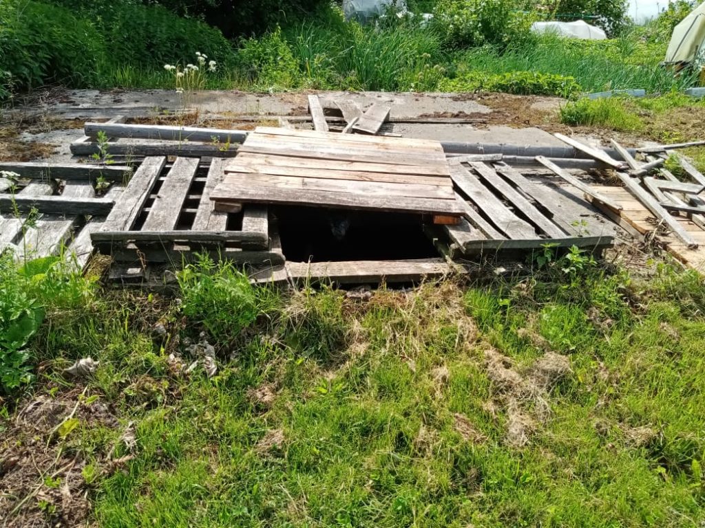 В Иркутском районе в выгребной яме утонул 4-летний ребенок