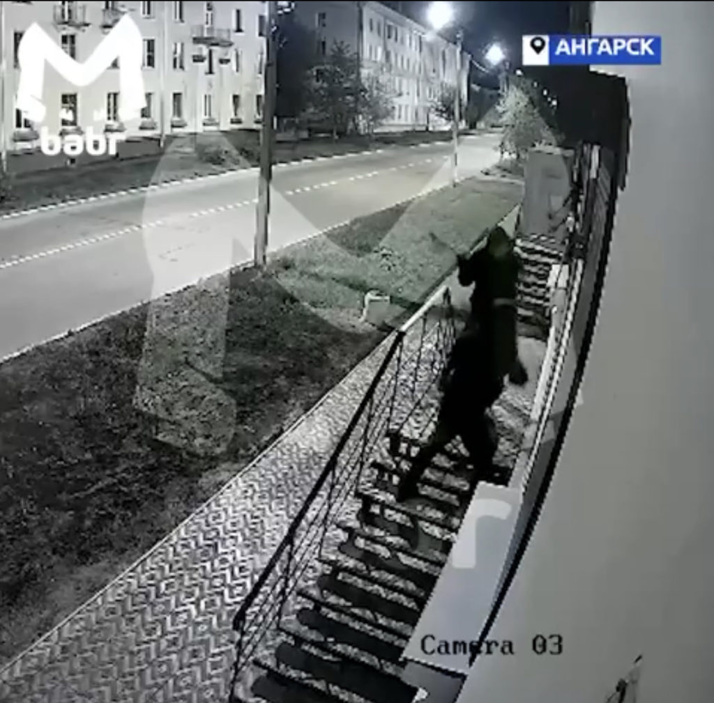 В Ангарском округе работает мобильный центр занятости Двое мужчин начали на офис председателя гаражного кооператива