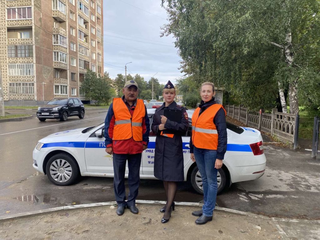 Сотрудники полиции и родители патрулируют улицы Ангарска