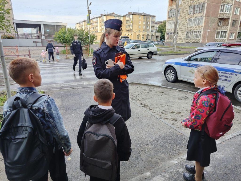 Сотрудники полиции и родители патрулируют улицы Ангарска
